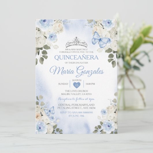 Dusty Blue Quinceañera Silver Crown Butterfly Einladung (Stehend Vorderseite)