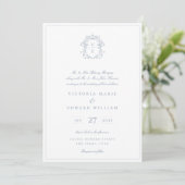 Dusty Blue Regency Wappen Monogram Wedding Einladung (Stehend Vorderseite)