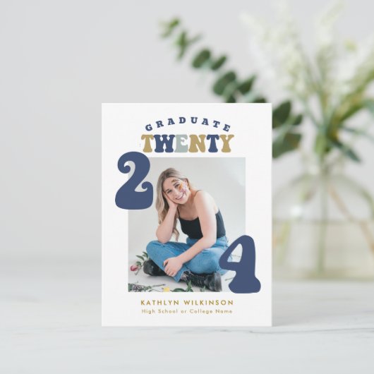 Dusty Blue Retro Groovy Fun Scrip Foto Abschluss Einladungspostkarte (Stehend Vorderseite)