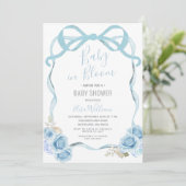 Dusty Blue Ribbon Bow Baby in Bloom Einladung (Stehend Vorderseite)