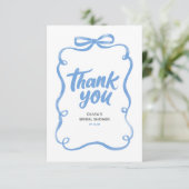 Dusty Blue Ribbon Bow Whimsical Bridal Shower Dankeskarte (Stehend Vorderseite)