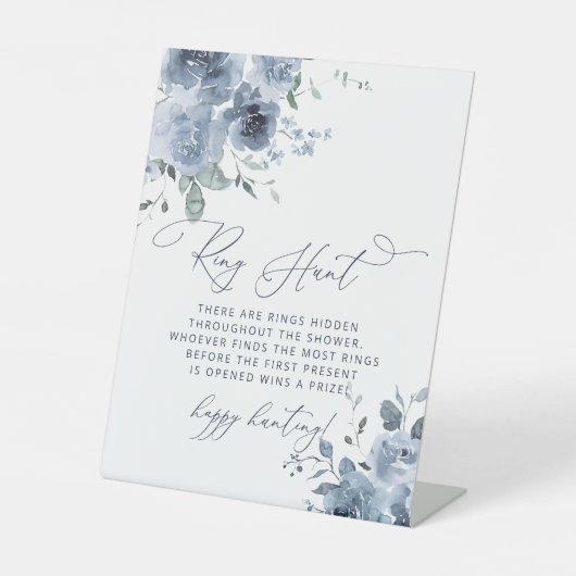 Dusty Blue Ring Hunt Brautparty Game Sockelschild (Vorderseite)