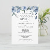 Dusty Blue Rose Blume Hochzeit Probe Dinner Einladung (Stehend Vorderseite)