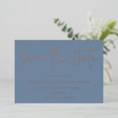 Dusty Blue & Rose Gold Wedding Save the Date Folieneinladung (Stehend vorne)