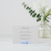 Dusty Blue Rose Gray Floral Wedding Hotel Details Begleitkarte (Stehend Vorderseite)