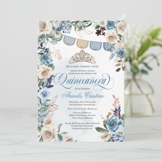 Dusty Blue Rose mit Tiara Country Quinceañera Einladung (Stehend Vorderseite)