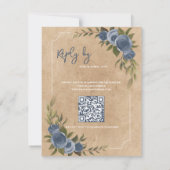 Dusty Blue Rose Rustikale Hochzeit mit QR Code RSVP Karte (Rückseite)