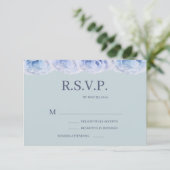 Dusty Blue Rose Sage Elegante Blumenhochzeit RSVP Einladung (Stehend Vorderseite)