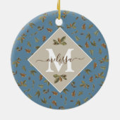 Dusty Blue Rustic Brown Blätter Mit Monogramm Keramik Ornament (Hinten)
