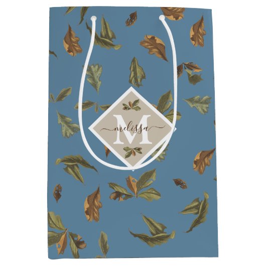Dusty Blue Rustic Brown Blätter Mit Monogramm Mittlere Geschenktüte (Vorderseite)