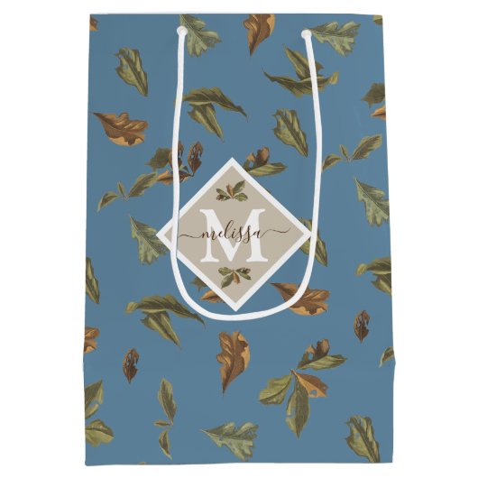 Dusty Blue Rustic Brown Blätter Mit Monogramm Mittlere Geschenktüte (Rückseite)