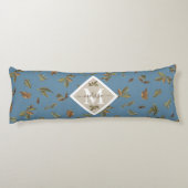 Dusty Blue Rustic Brown Blätter Mit Monogramm Seitenschläferkissen (Rückseite)