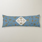 Dusty Blue Rustic Brown Blätter Mit Monogramm Seitenschläferkissen (Vorderseite)