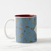 Dusty Blue Rustic Brown Blätter Mit Monogramm Zweifarbige Tasse (Links)