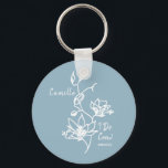 Dusty Blue Rustic I Do Crew Bridesmaid Bridal Schlüsselanhänger<br><div class="desc">Botanische Blüte gegen ein bunter,  rustikales staubblaues Blau macht ein herausragendes Brautjungmittel für Ihr Brautparty. Einfache Anpassung mit Namen und Veranstaltungsdatum der Wahl. Geschenke Sake für den Junggeselinnen-Abschied,  Brautparty,  Trauzeugin,  und mehr.</div>