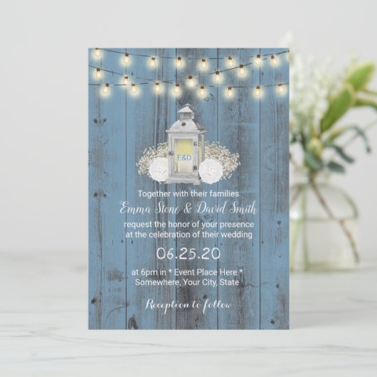 Dusty Blue Rustic Lantern & String Lights Wedding Einladung (Stehend Vorderseite)