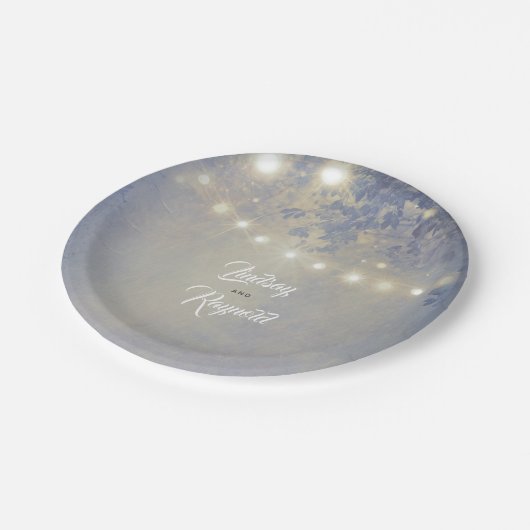 Dusty Blue Rustic String Lights Wedding Pappteller (Schrägansicht)