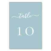 Dusty-Blue-Script-Hochzeitskarte für die Tischnumm Tischnummer (Rückseite)