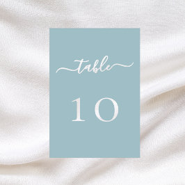 Dusty-Blue-Script-Hochzeitskarte für die Tischnumm Tischnummer