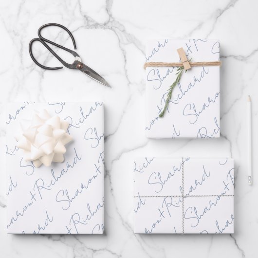 Dusty-Blue-Script-Kalligraphienamen Hochzeit Geschenkpapier Set (Vorderseite)