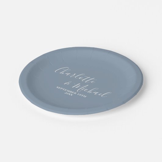 Dusty Blue Script Minimalistisch Wedding Pappteller (Schrägansicht)