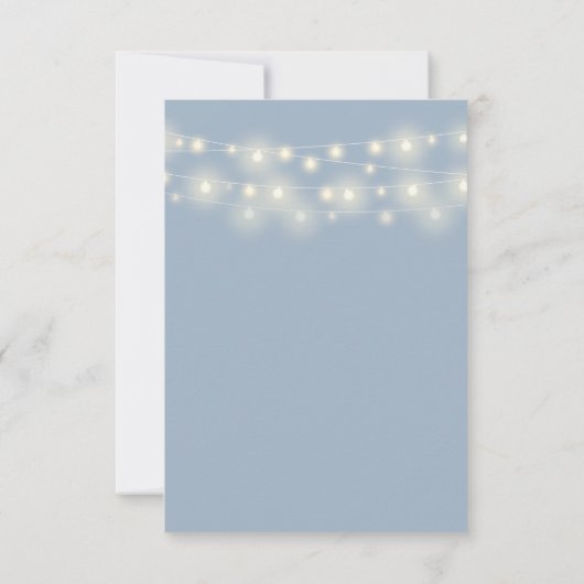Dusty Blue Script String Lights Wedding RSVP Karte (Rückseite)