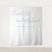 Dusty Blue Script Wedding Foto Booth Hintergrund Wandteppich (Vorderseite)