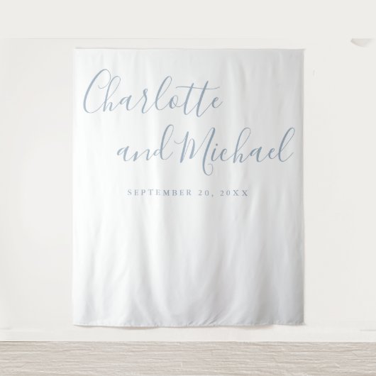 Dusty Blue Script Wedding Foto Booth Hintergrund Wandteppich (Vorderseite)