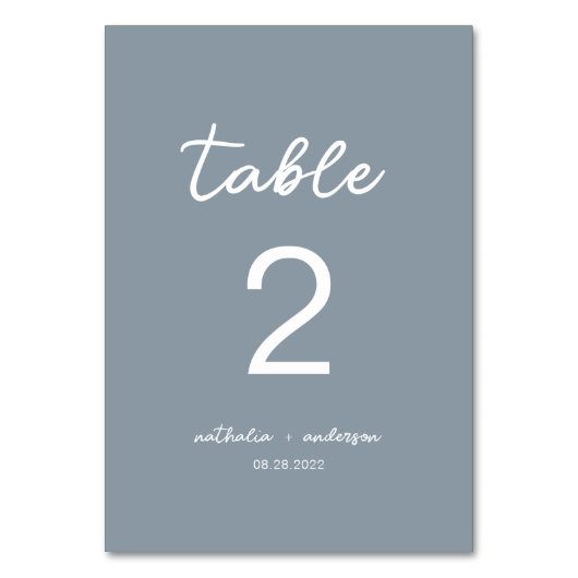 Dusty Blue Script Wedding Tischnummer (Vorderseite)