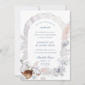Dusty Blue Seashell Pampas Beach Arch Wedding Einladung (Vorderseite)