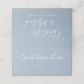 Dusty Blue Signature Script Hochzeit Platzkarte (Außenseite Aufgefaltet)
