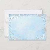 Dusty Blue Silver Christmas Snowflake Quinceañera RSVP Karte (Rückseite)