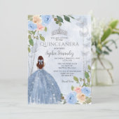 Dusty Blue Silver Floral Princess Quinceañera Einladung (Stehend Vorderseite)
