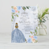 Dusty Blue Silver Floral Princess Sweet 16 Einladung (Stehend Vorderseite)
