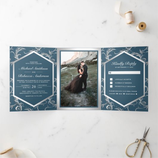 Dusty Blue Silver Flourish Swirl Wedding Photo Dreifach Gefaltete Einladung (Innenseite)