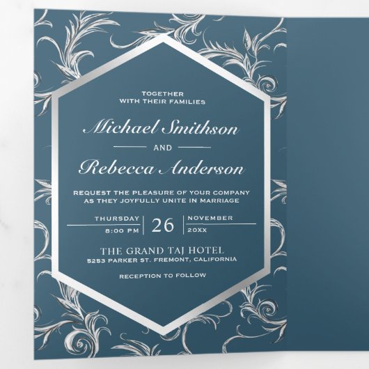Dusty Blue Silver Flourish Swirl Wedding Photo Dreifach Gefaltete Einladung (Innen Erste Seite)