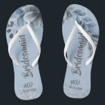 Dusty Blue Silver Geometric Flora Bridesmaid Gevor Badesandalen<br><div class="desc">Sie werden diesen staubblauen und silbernen geometrischen Rahmen und die Blumen,  eine Touch silbernen Glitzer und staubblauen Kraft Papiertexturen Liebe. Ideal für Ihre Hochzeitsfeiern!</div>