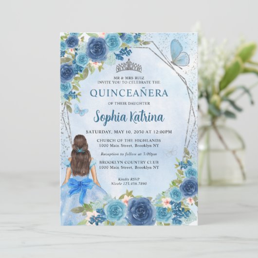 Dusty Blue Silver Glam Floral Prinzessin Quinceañe Einladung (Stehend Vorderseite)