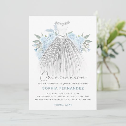 Dusty Blue Silver Glitzer Blumenkleid Quinceañera Einladung (Stehend Vorderseite)