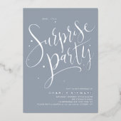 Dusty Blue Silver Modern Script Überraschung Party Folieneinladung (Vorderseite)