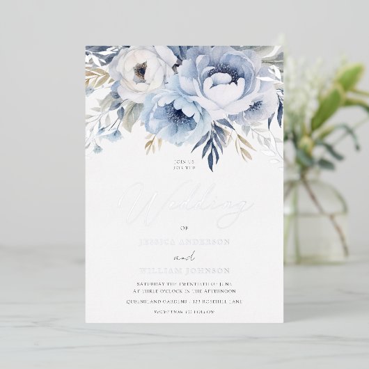 Dusty Blue & Silver Sparkle Floral Wedding Folieneinladung (Stehend vorne)
