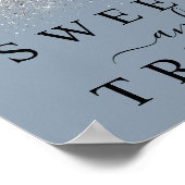 Dusty Blue & Silver Süßigkeiten & Leckereien Desse Poster (Ecke)