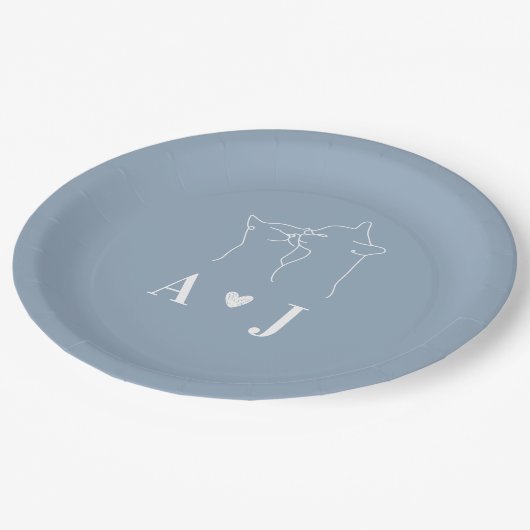 Dusty Blue Simple Minimalistisch Cat Monogram Wedd Pappteller (Schrägansicht)