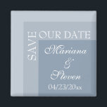 Dusty Blue Simple Modern Chic Script Wedding Magne Magnet<br><div class="desc">Einfach moderner,  schicker Hochzeitsmagnet 'RETT OUR DATE' für Braut,  die ihre Zeremonien in modernem staubblauen Blau bewundern. Alles Set auf modernem weißem Schriftart mit Initialen auf der Seite.</div>