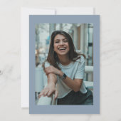 Dusty Blue Simple Script Quinceanera Foto Einladung (Rückseite)