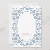 Dusty Blue Simple White Folk Floral Brautparty Einladung (Rückseite)