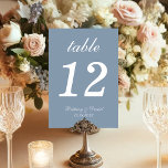 Dusty Blue Simple White Script Calligraphy Wedding Tischnummer<br><div class="desc">Eine einfache Hochzeitsfeier für ein dustes blaues Hochzeitsfarbenschema. Es ist nur weißer Text auf einem staubblauen Hintergrund. Alles außer der Zahl selbst ist in einem eleganten kalligrafischen Skript geschrieben.</div>