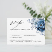 Dusty Blue Slate Navy Floral Botanical Wedding RSV RSVP Karte (Stehend Vorderseite)