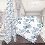 Dusty Blue Small Eucalyptus Sprigs Wedding Krawatte<br><div class="desc">Eine staubblaue und weiße Hochzeitshalsbinde mit Aquarellmalung aus staubblauen Eukalyptus-Zierpflanzen in diagonaler Form,  eine perfekte Krawatte für Bräutigam,  Trauzeugen und Hochzeitsfeiern.</div>