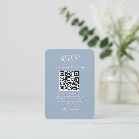 Dusty Blue Small Vertical Wedding RSVP QR Code Begleitkarte (Stehend Vorderseite)